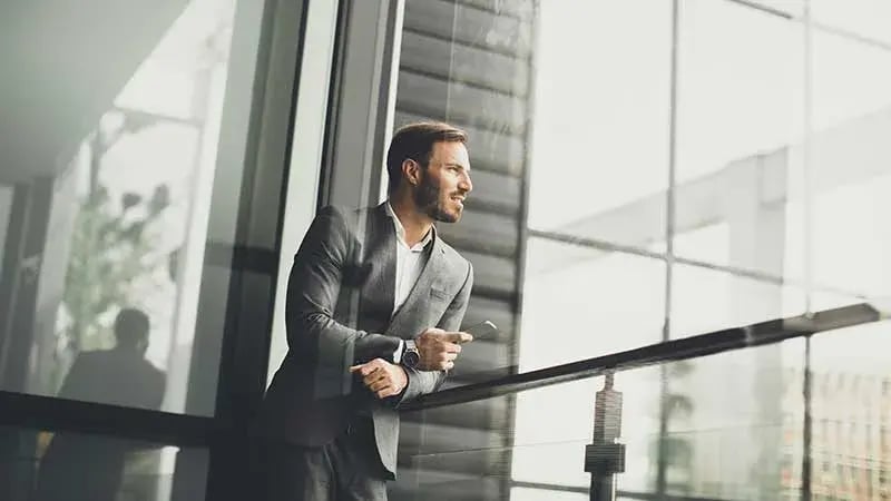 An image illustrating an agent thinking about the base salary plus commission