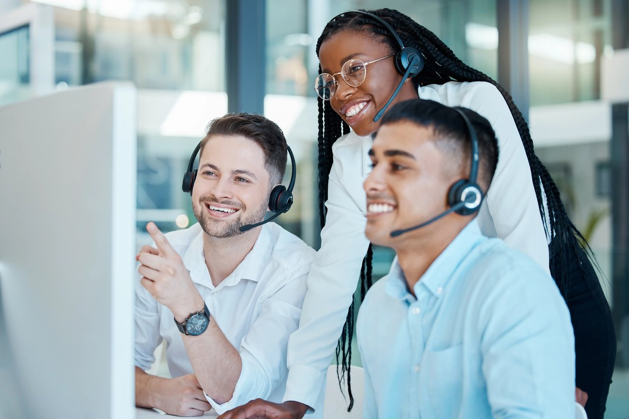 Sales manager reviewing a call analytics dashboard with an insurance agent to identify productivity patterns, talk time, call gaps, and opportunities to improve sales performance.