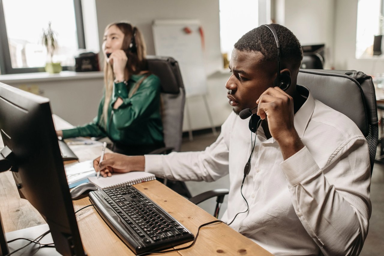 An image showing an agent having a real call cadence in practice.