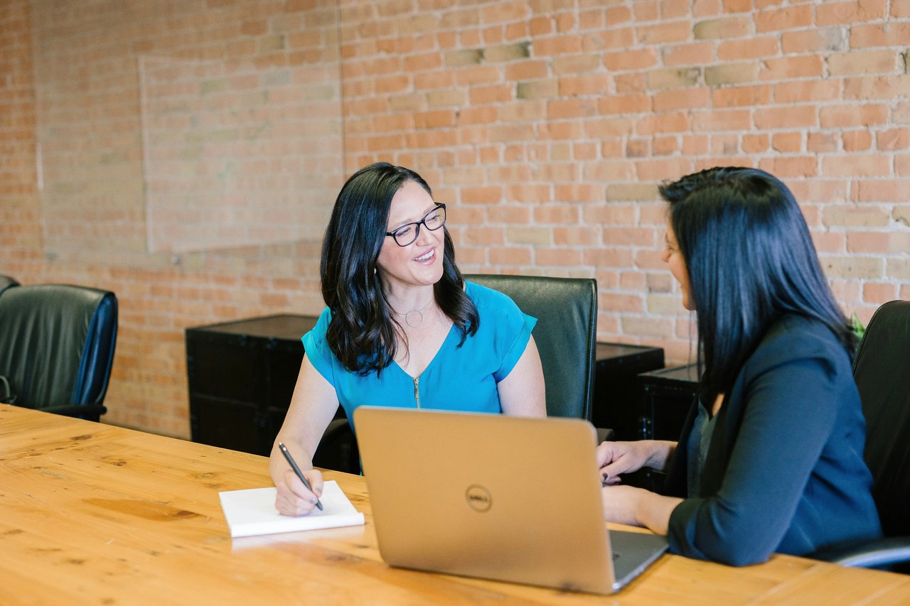 Sales manager giving timely feedback to a sales representative during a coaching session, illustrating how consistent daily coaching prevents poor habits from becoming long-term performance problems.