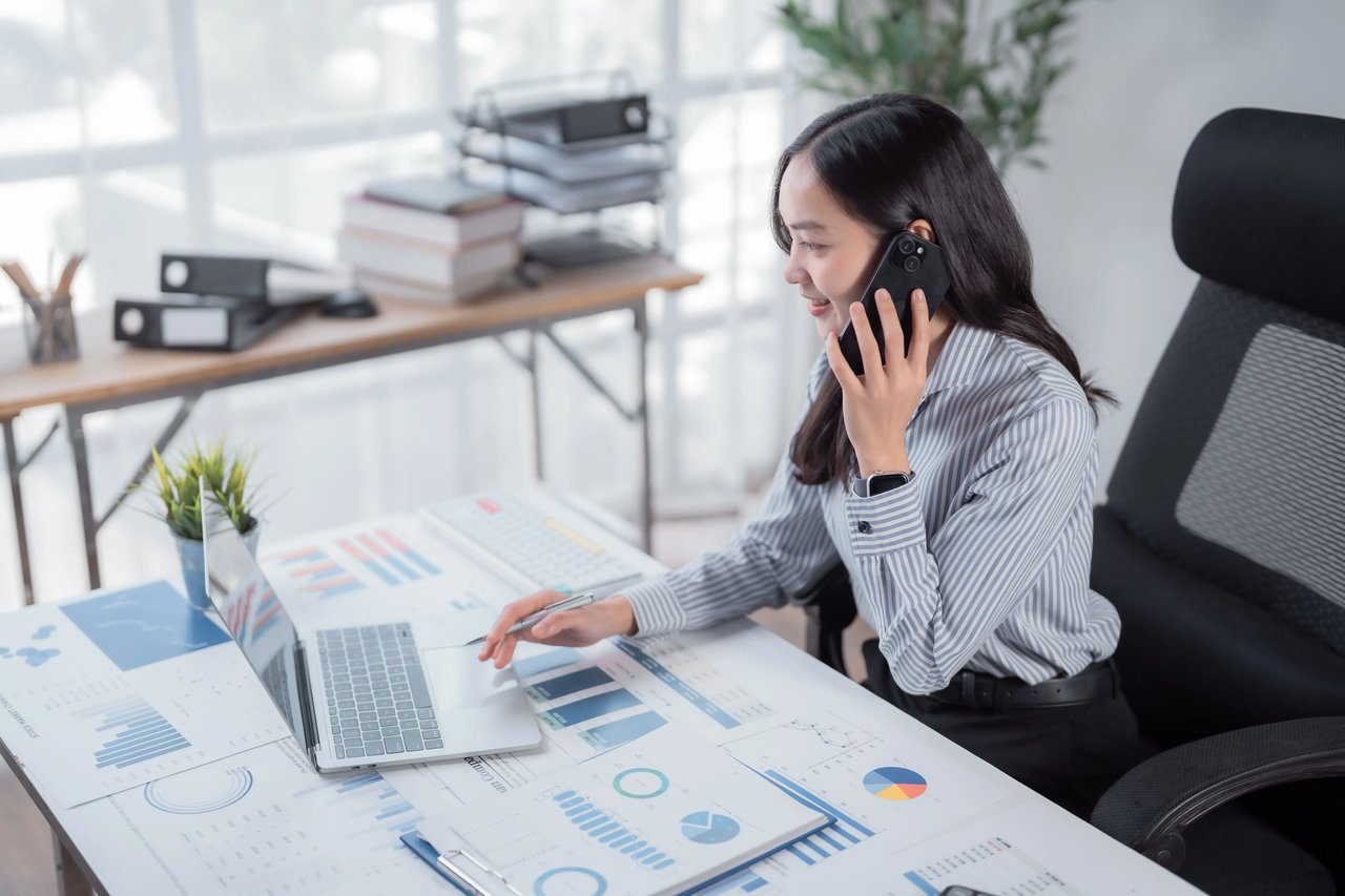 Sales manager reviewing a sales call with a representative, focusing on customer discovery questions, active listening, and coaching techniques to improve rapport and close rates.