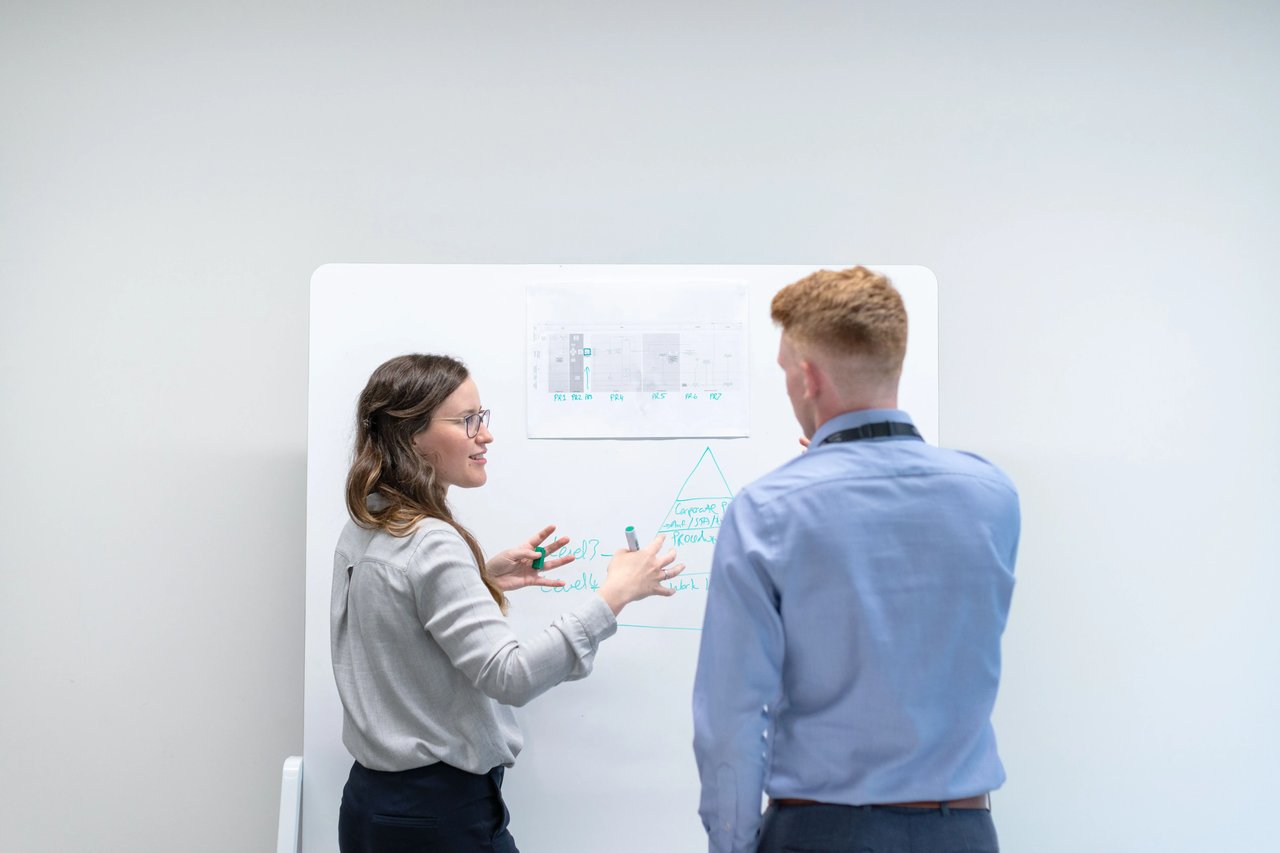 Manager comparing employee performance and coaching progress to distinguish between a timing issue and a lack of engagement.