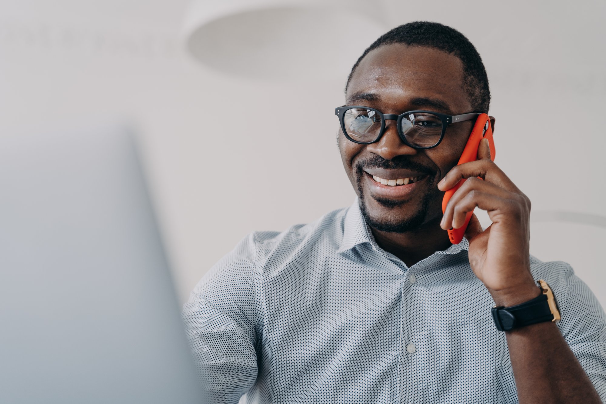 Insurance sales representative speaking confidently with a prospective customer on the first outbound call, illustrating the importance of a natural and engaging cold call opening.