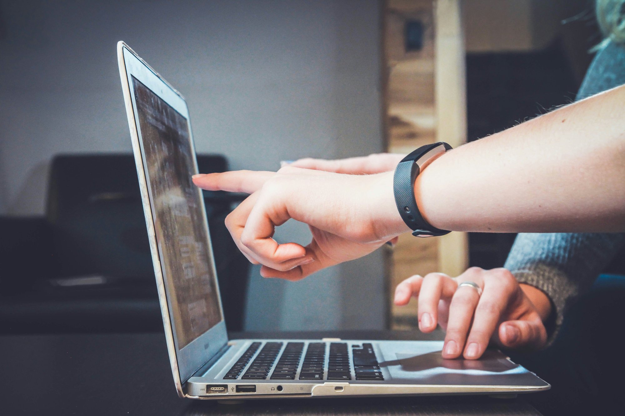 Sales manager reviewing an agent's call activity and workflow to identify administrative obstacles, allowing the agent to spend more time on customer conversations.