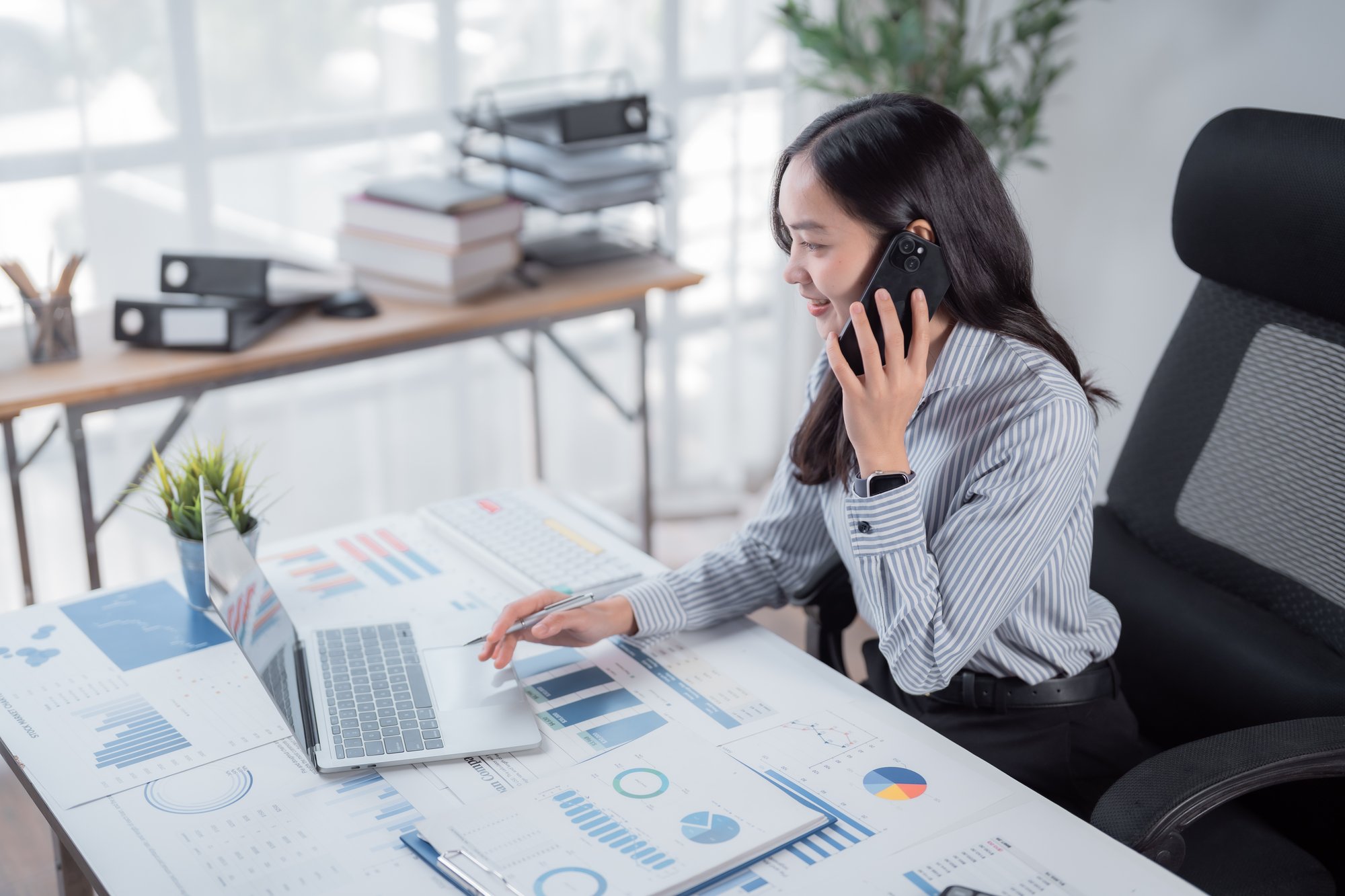 Alt text: Sales manager reviewing a sales call with a representative, focusing on customer discovery questions, active listening, and coaching techniques to improve rapport and close rates.